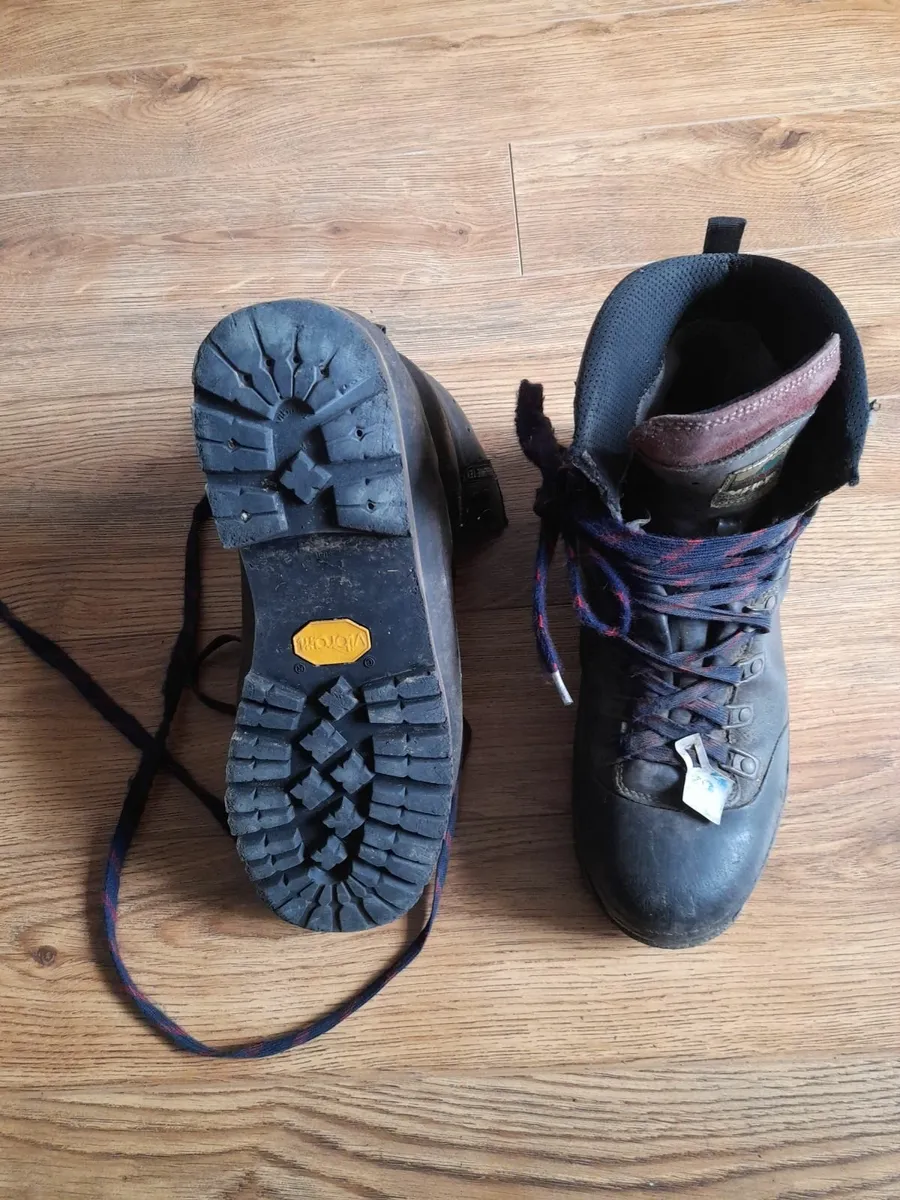 Various technical climbing articles. - Image 4