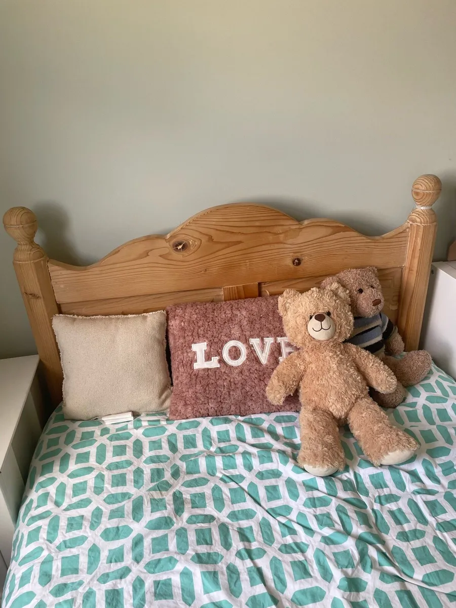 Two single wooden bed frames - Image 3