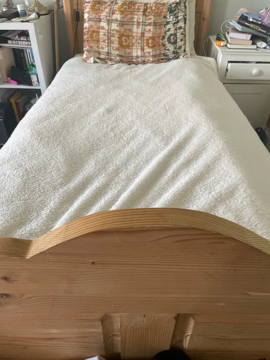 Two single wooden bed frames - Image 4