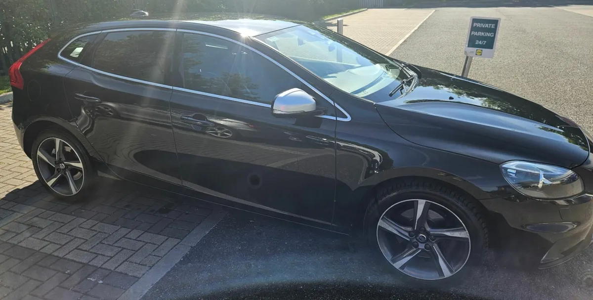Volvo V40 2015 - Image 1
