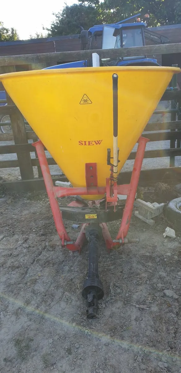 Fertiliser Spreader - Image 2