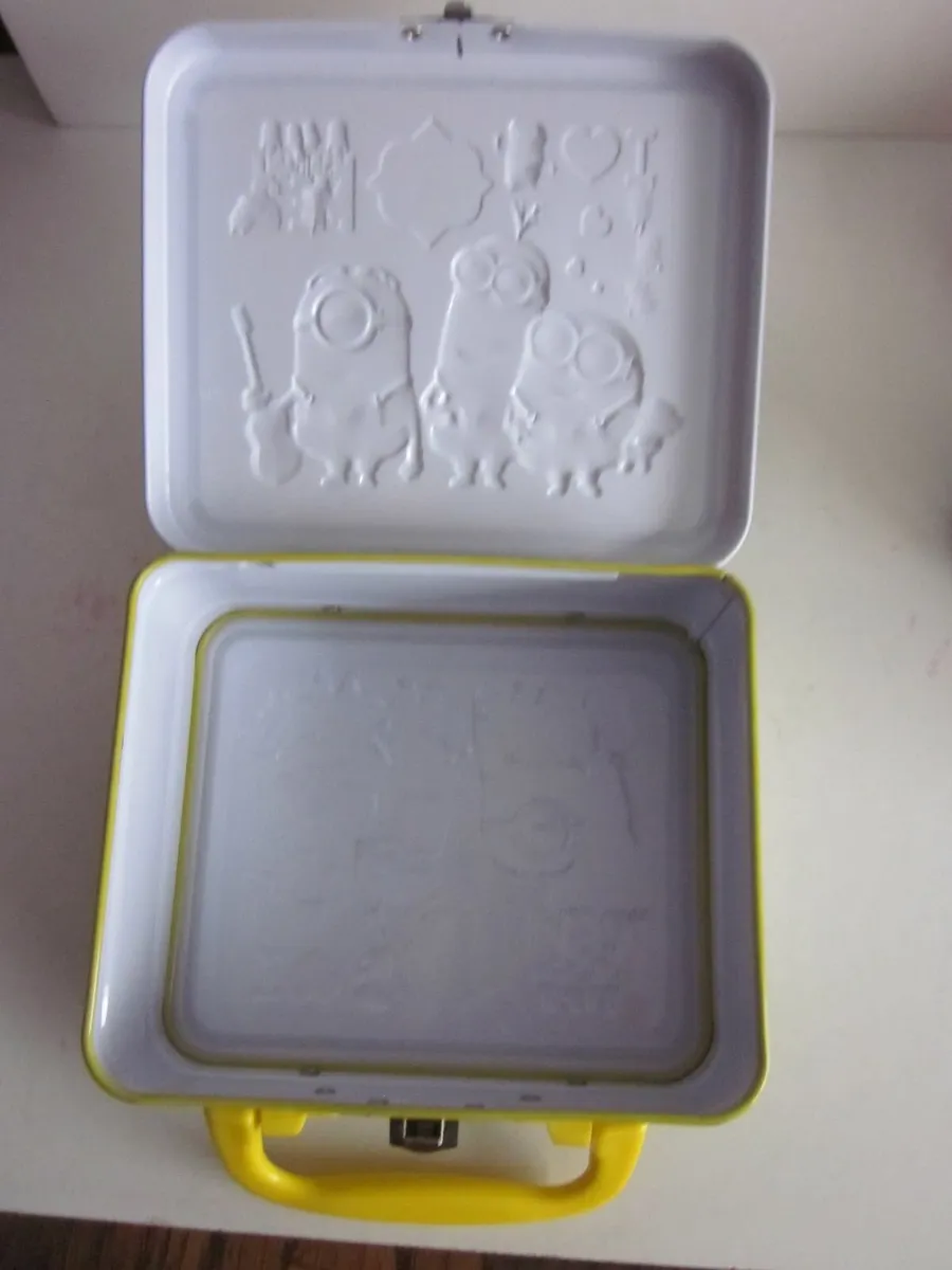 Despicable Me 2 Minion Metallic Lunch Box - Image 2