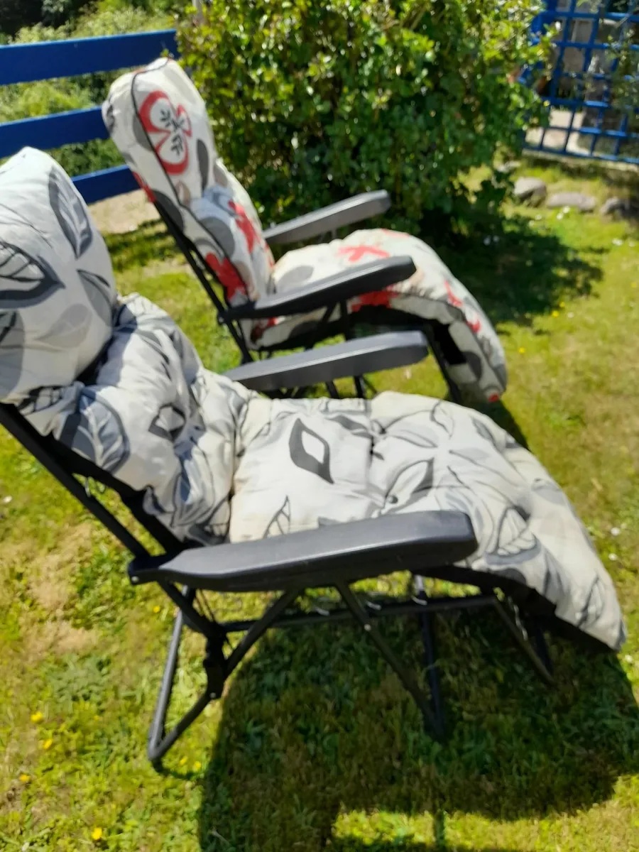 2 loungers - Image 1
