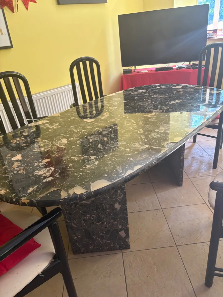 Marble dining room table and chairs - Image 1