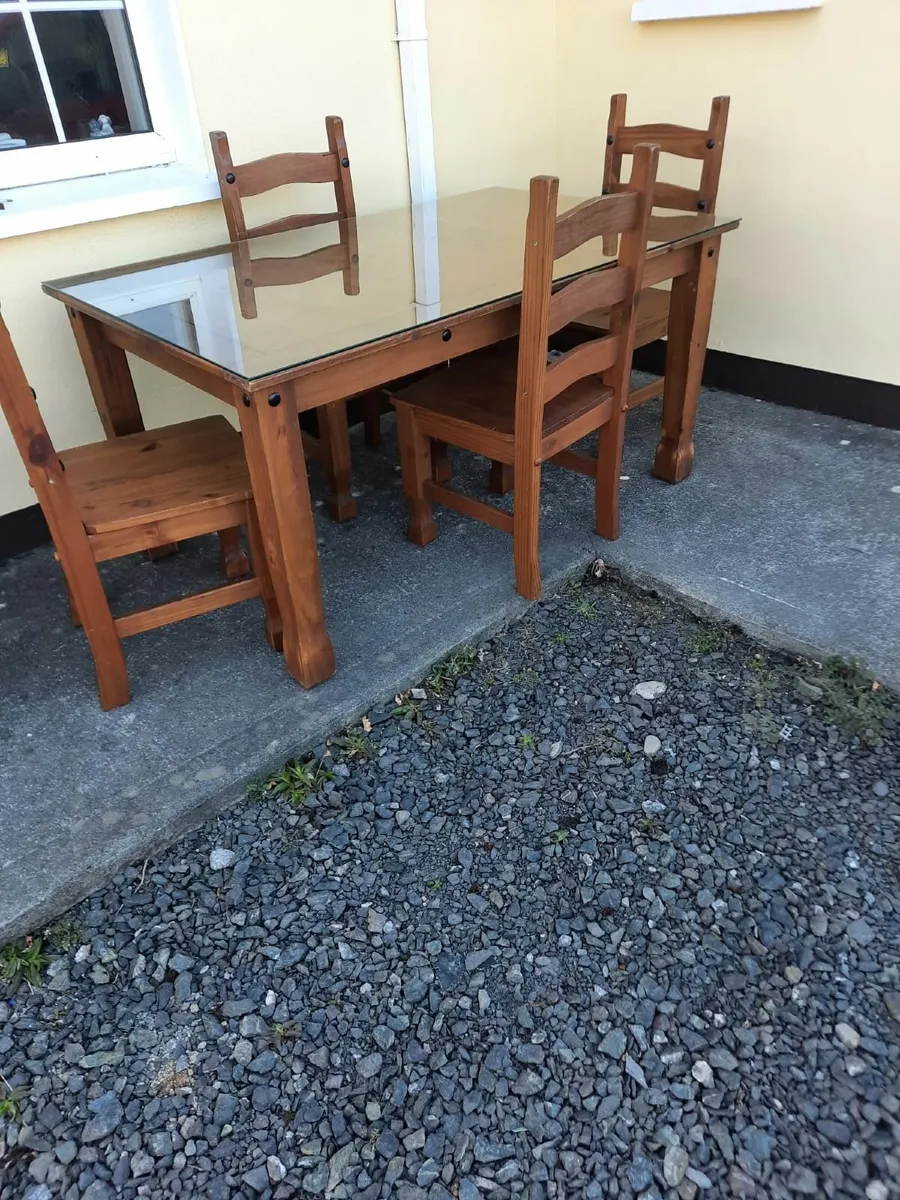 Kitchen table and chairs - Image 1