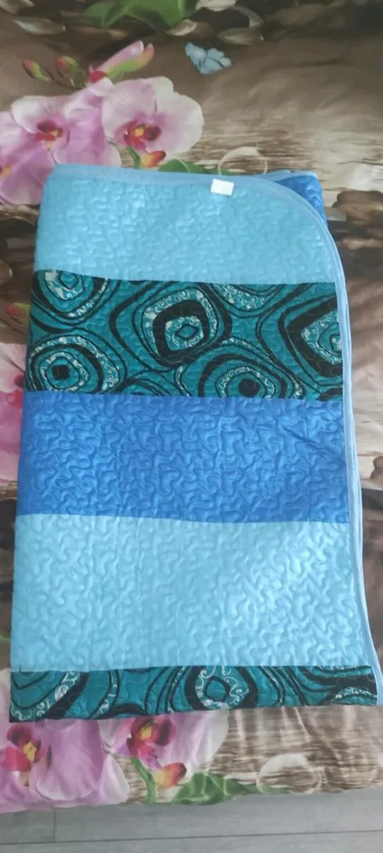 Bedspread ,include two small pillowcases: - Image 1