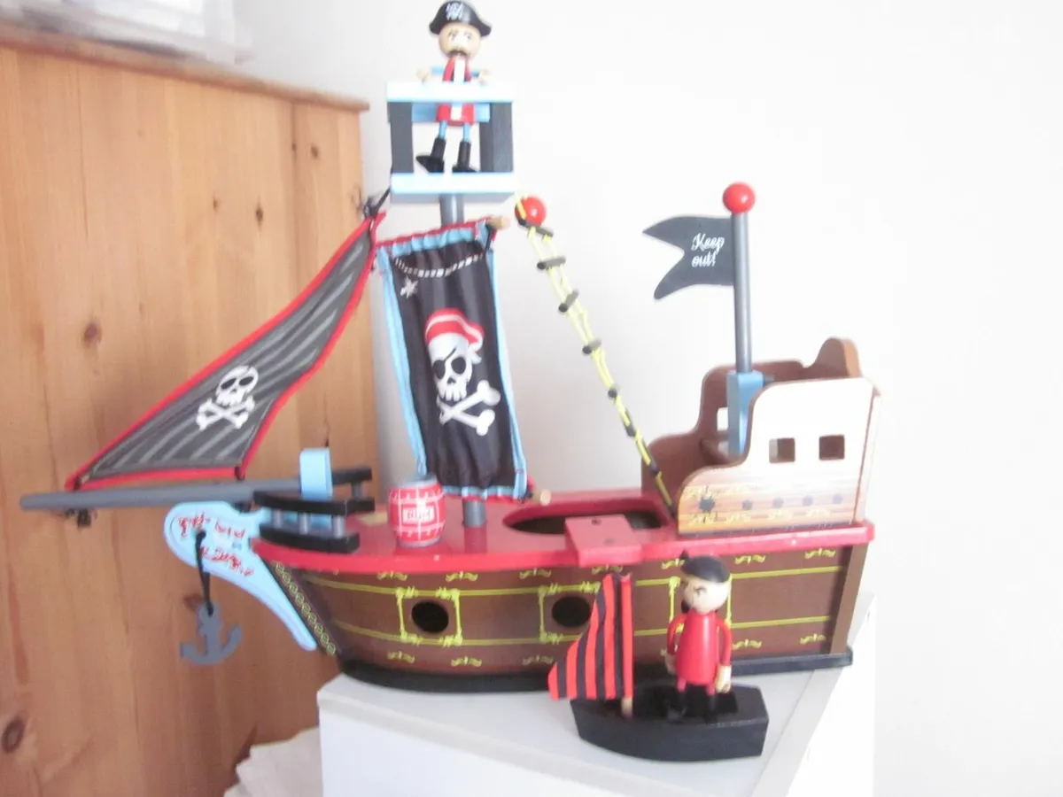 Little Town Wooden Pirate Ship With Pirates - Image 1