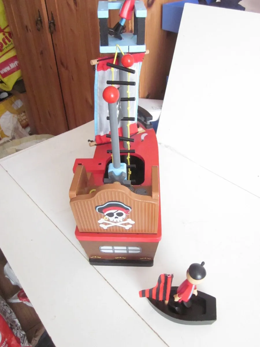 Little Town Wooden Pirate Ship With Pirates - Image 4