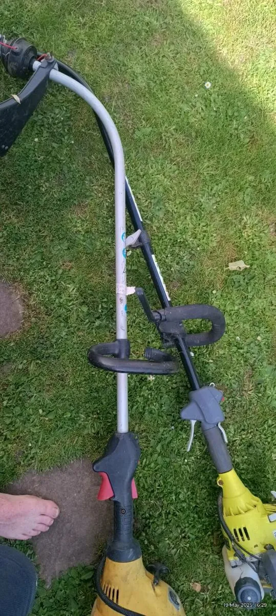 2. Petrol Strimmers. 40e for Both. Need a Service - Image 3