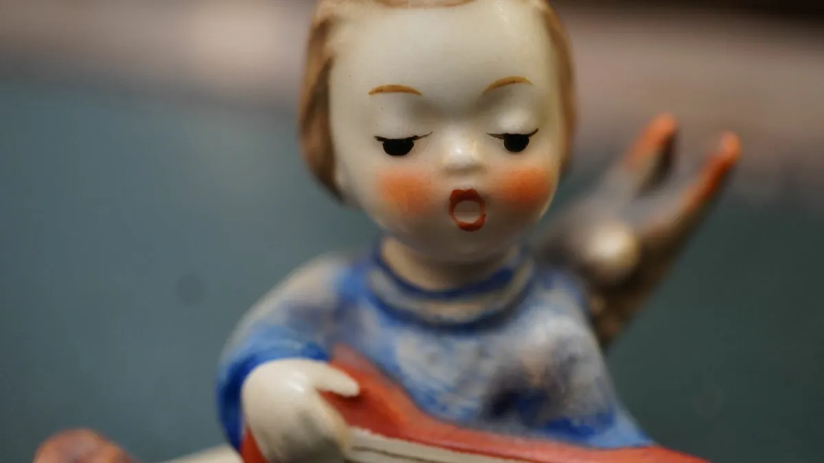 Goebel Hummel Figurine - Angel with Mandolin - Image 4