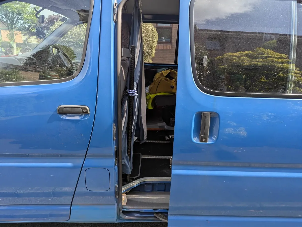 Toyota HiAce 2001 - Image 2