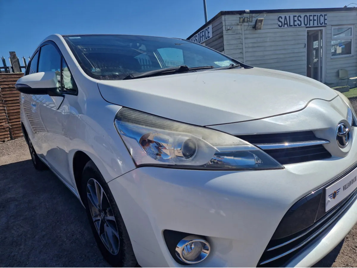 Toyota Verso 2.0 D-4D LUNA SKYVIEW 4DR - Image 2