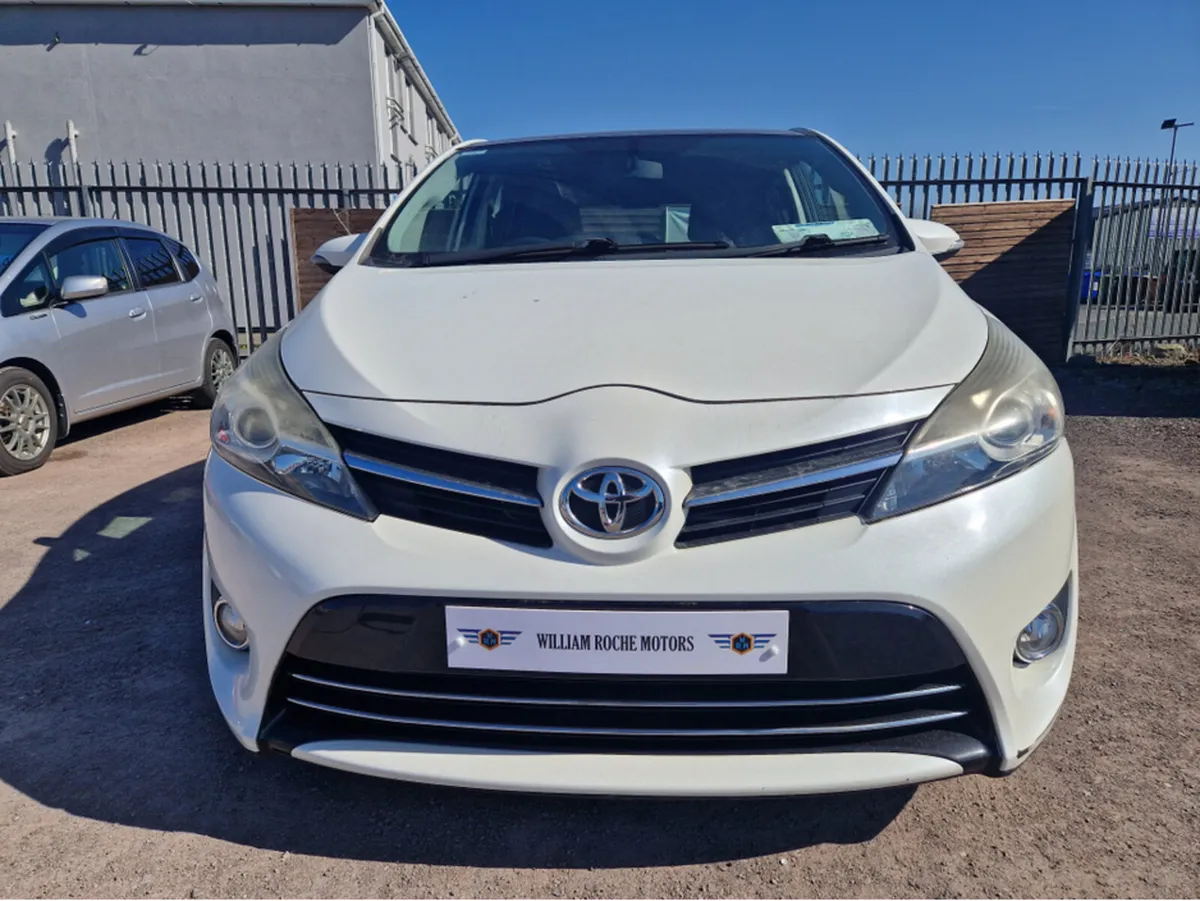Toyota Verso 2.0 D-4D LUNA SKYVIEW 4DR - Image 3