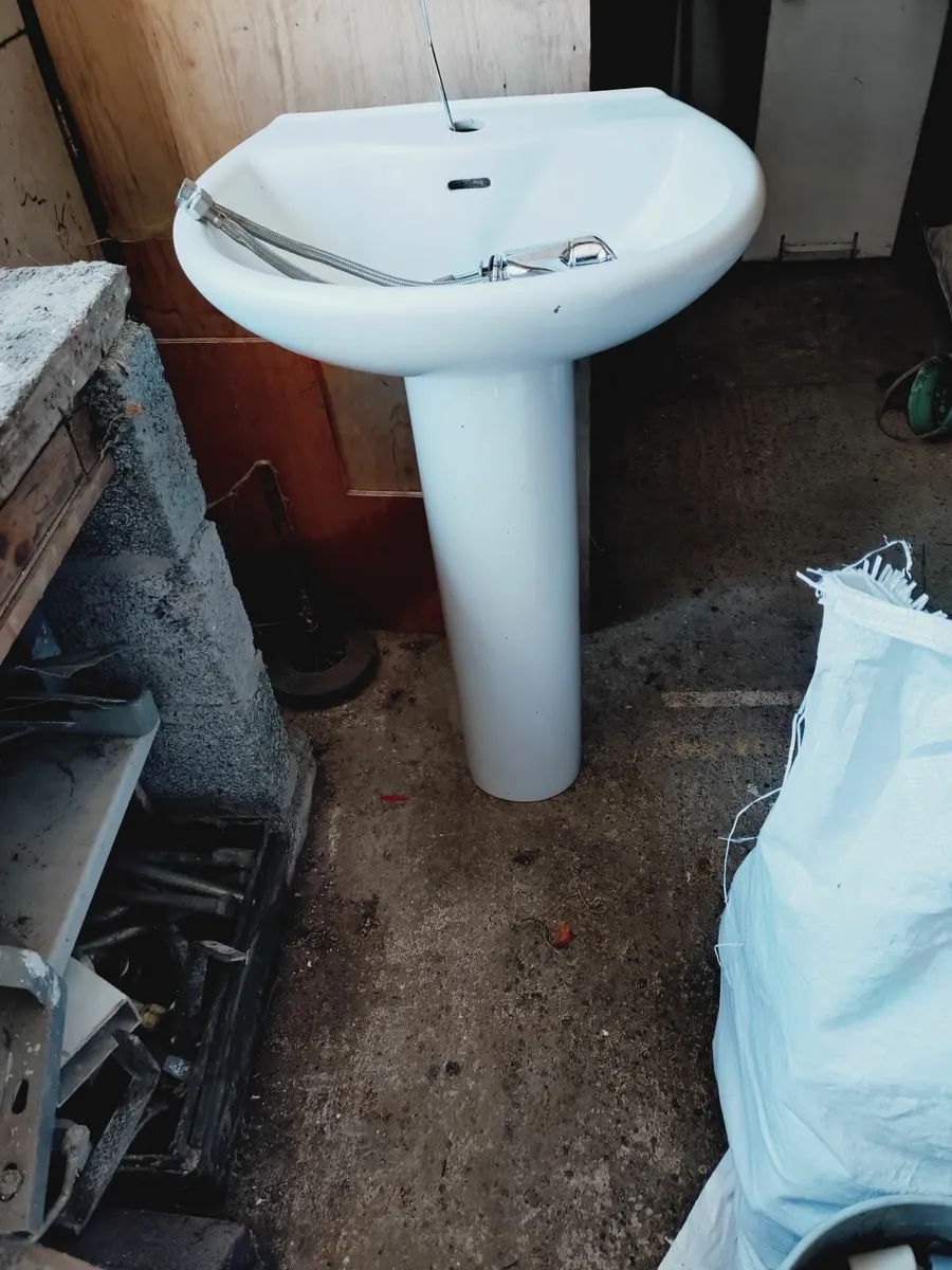 Bathroom pedestal sink with mixer tap - Image 2