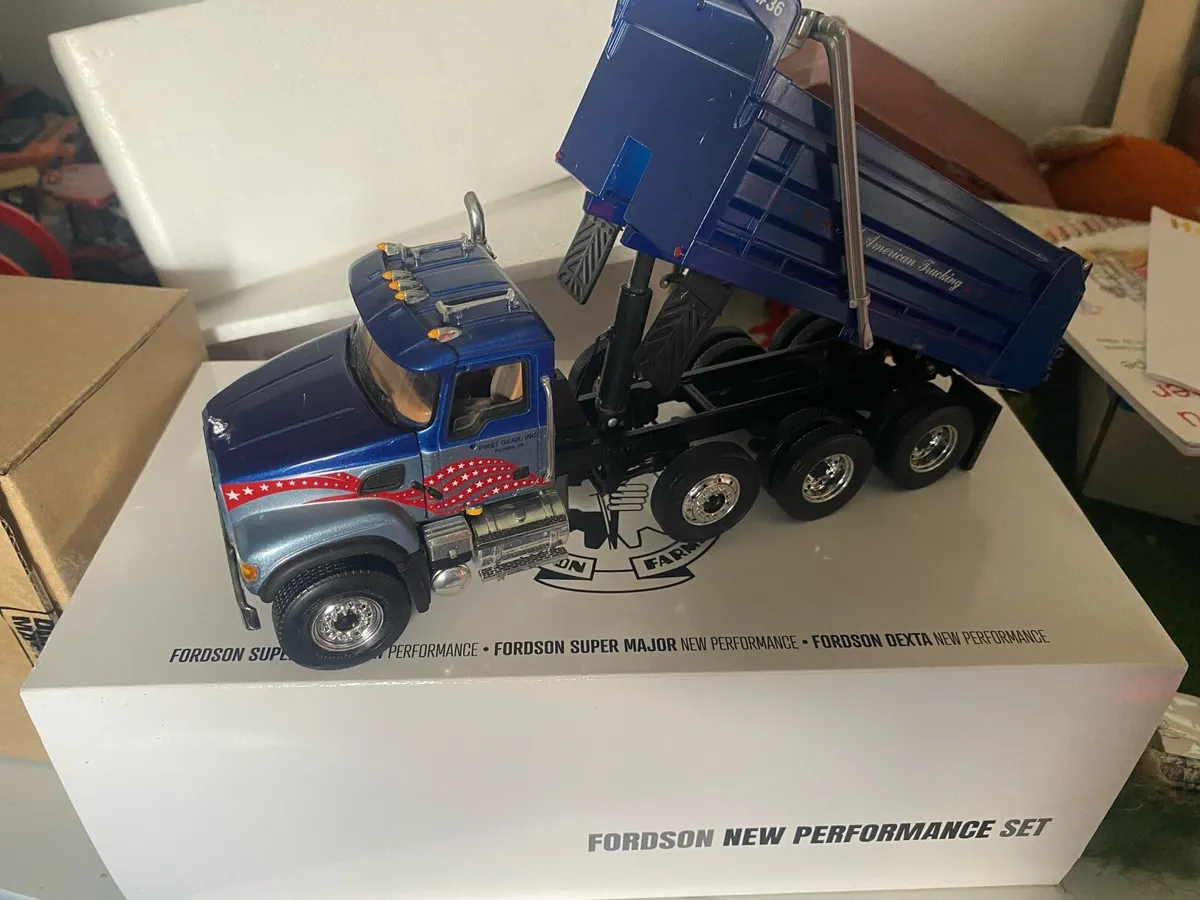 Mack truck 1/34 scale - Image 1