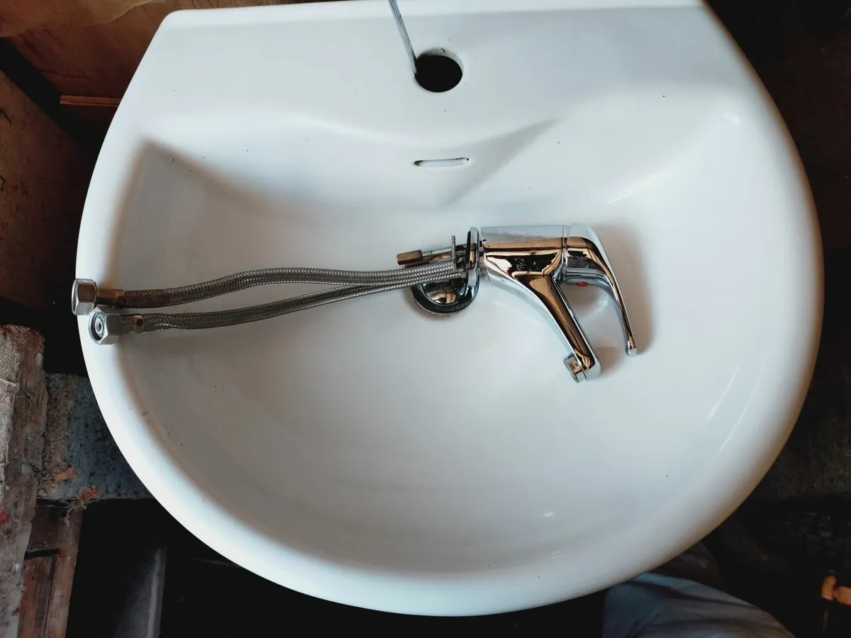 Bathroom pedestal sink with mixer tap - Image 1