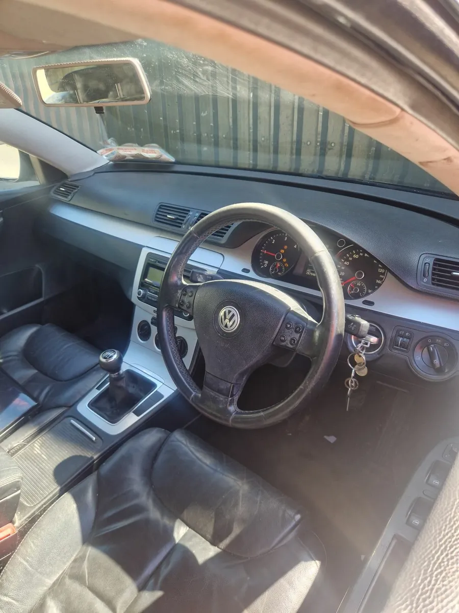 Volkswagen Passat 2009 - Image 2