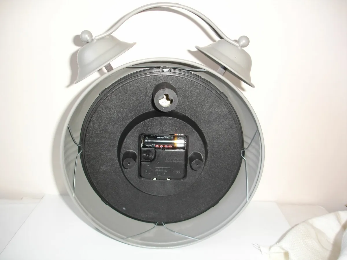 Large Standing  Metal Quartz  Clock New - Image 3