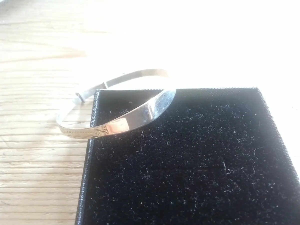 VINTAGE STERLING SILVER 70'S INFANT SIZE BANGLE - Image 1