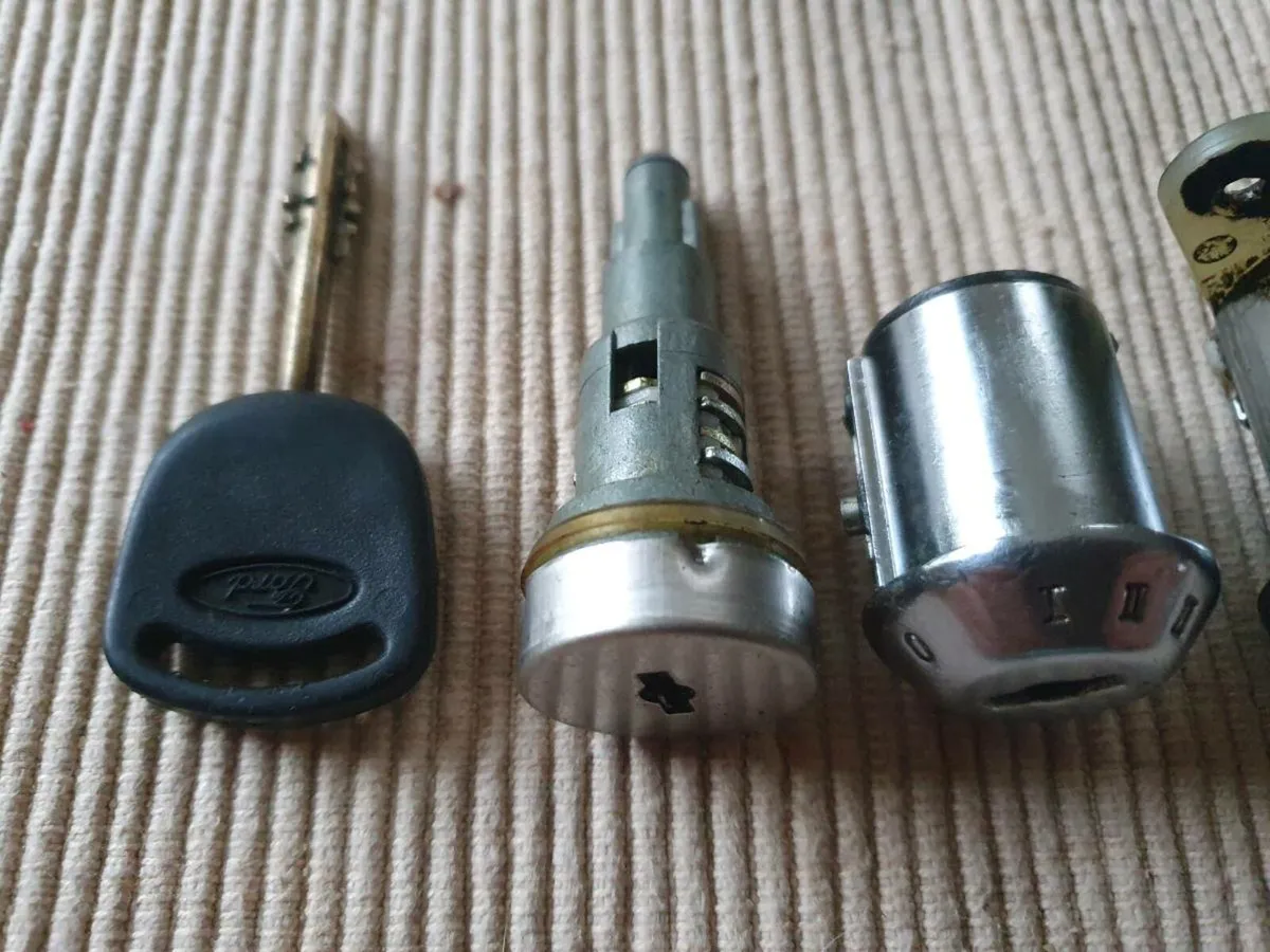 Ford Granada  mk 11  key/barell set - Image 3