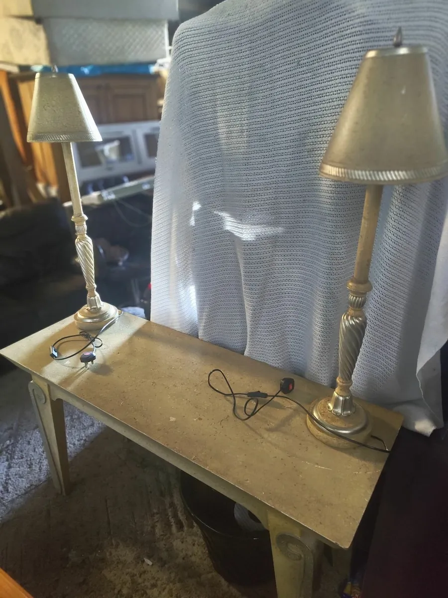 Big table with lamps