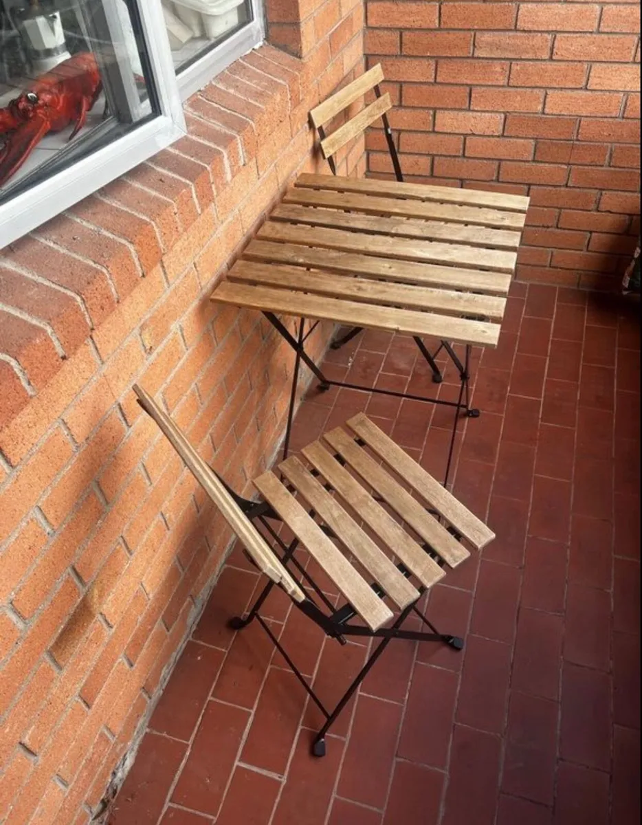 Outdoor table and chairs - Image 1