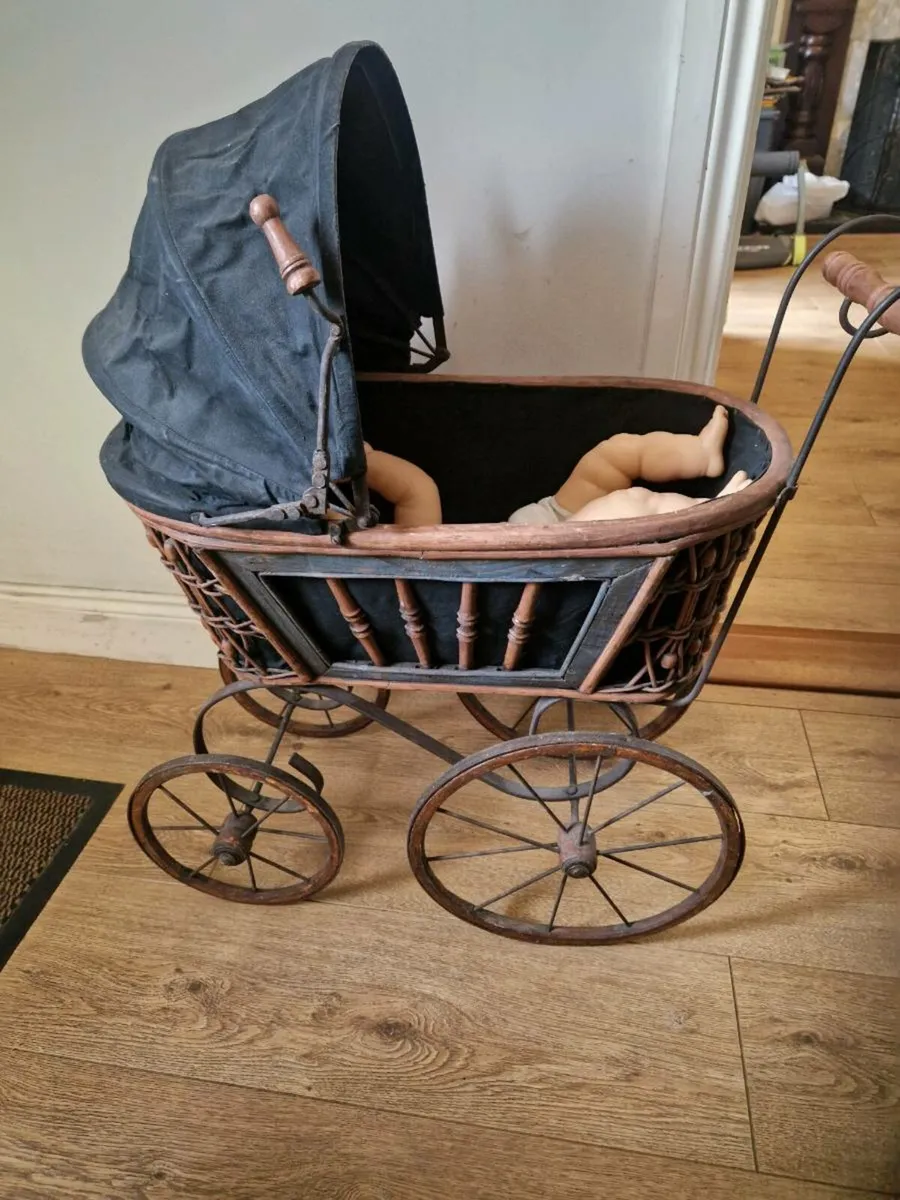 Old style pram - Image 1