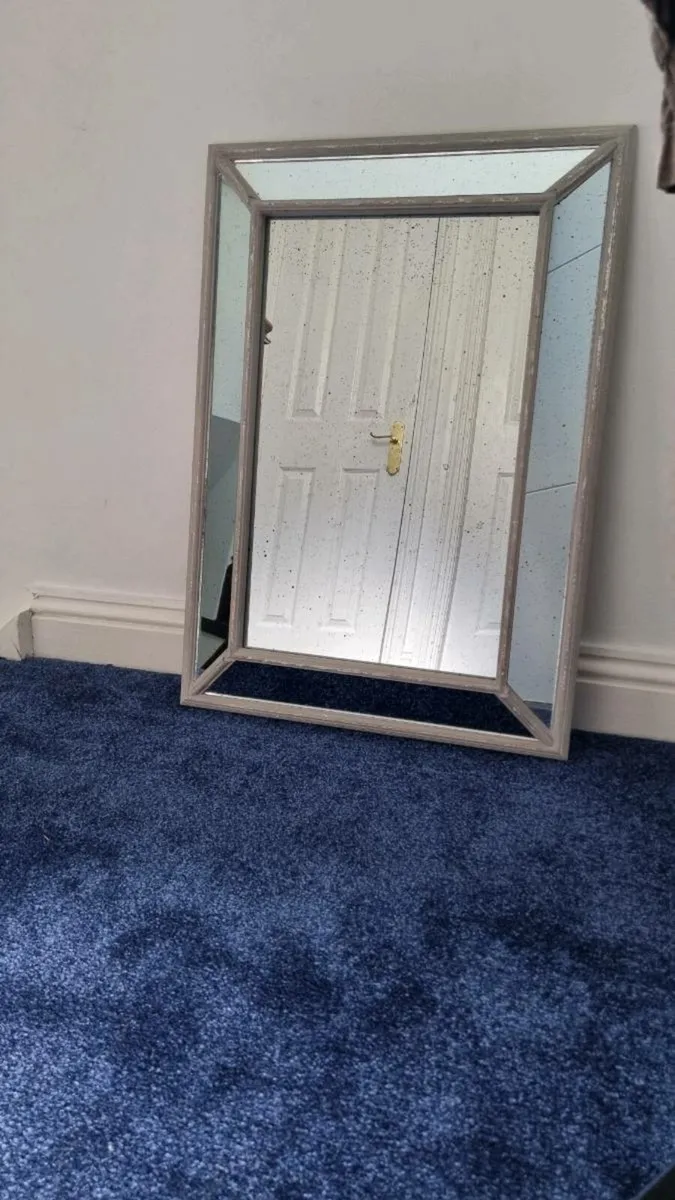 Antique-style Mirror - Image 1