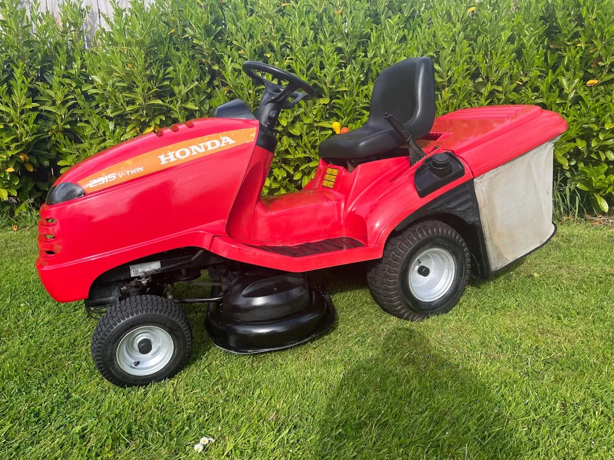 Honda 17hp 38inch twin cut ride on lawnmower - Image 3
