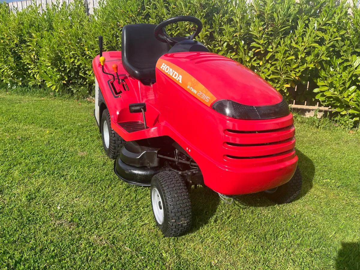 Honda 17hp 38inch twin cut ride on lawnmower - Image 2