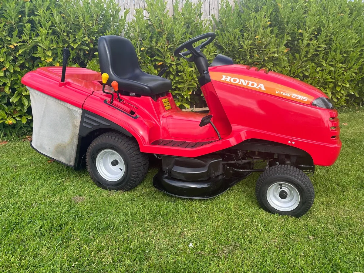Honda 17hp 38inch twin cut ride on lawnmower - Image 1