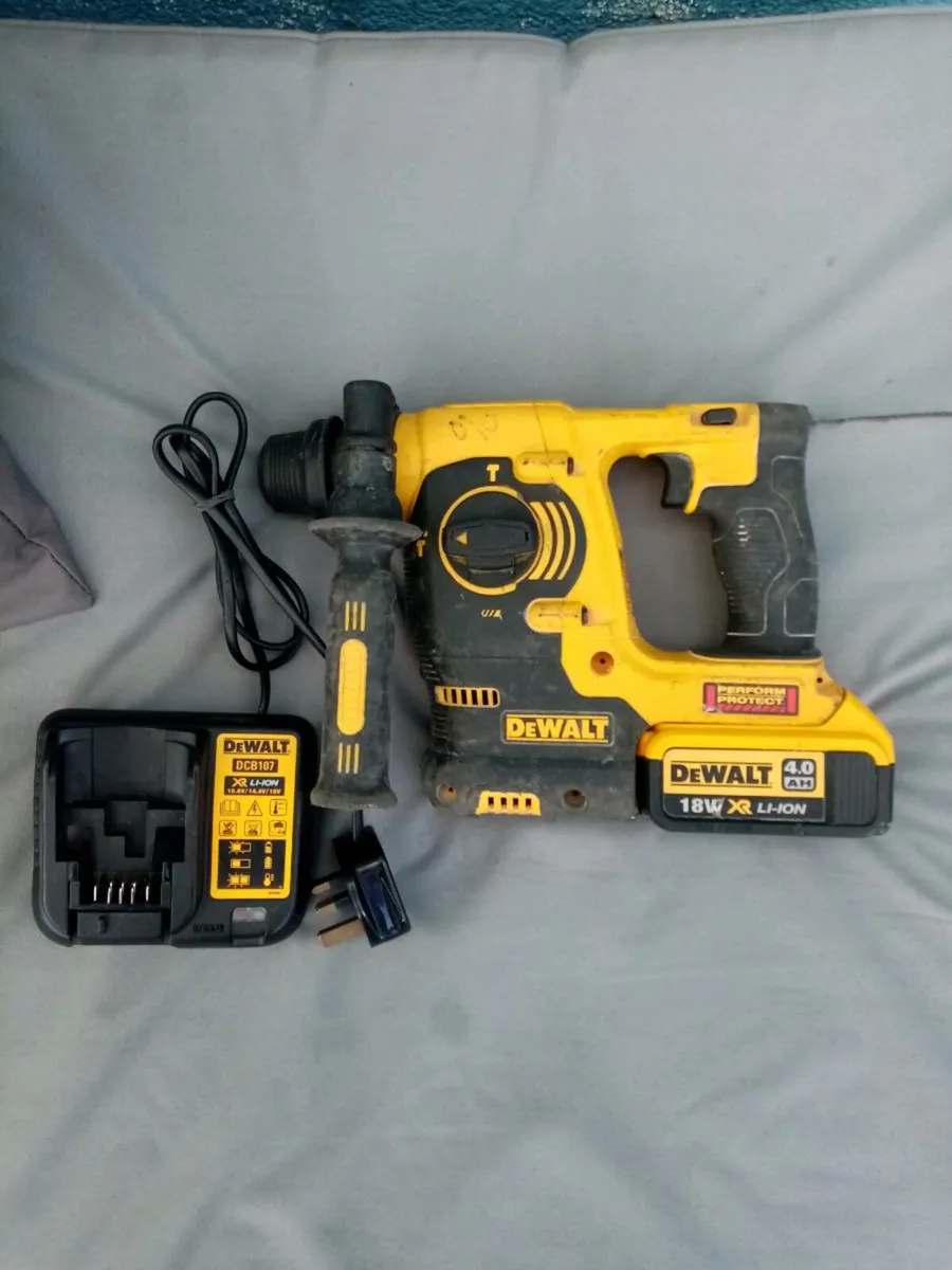Dewalt 18v XR LI-ION Battery sds Hammer Drill - Image 1