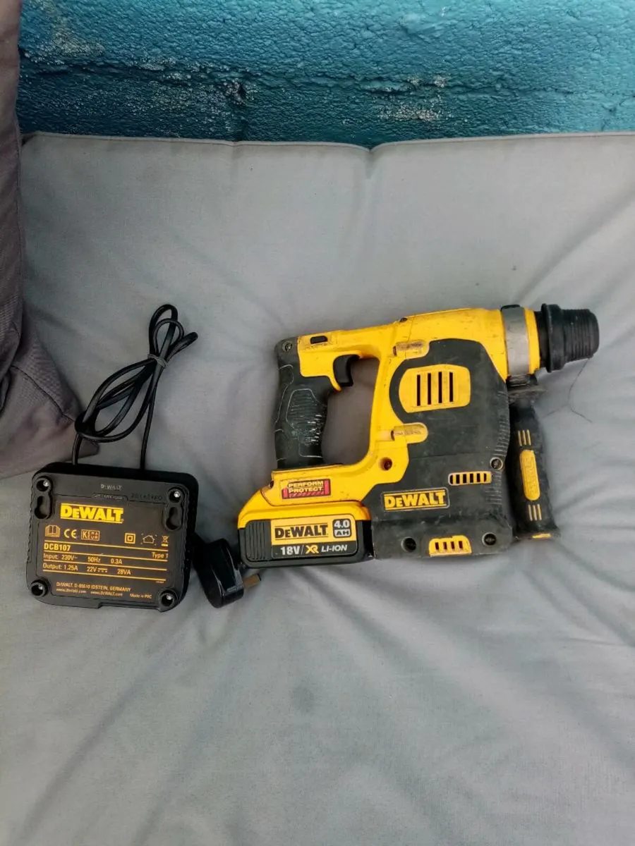 Dewalt 18v XR LI-ION Battery sds Hammer Drill - Image 2