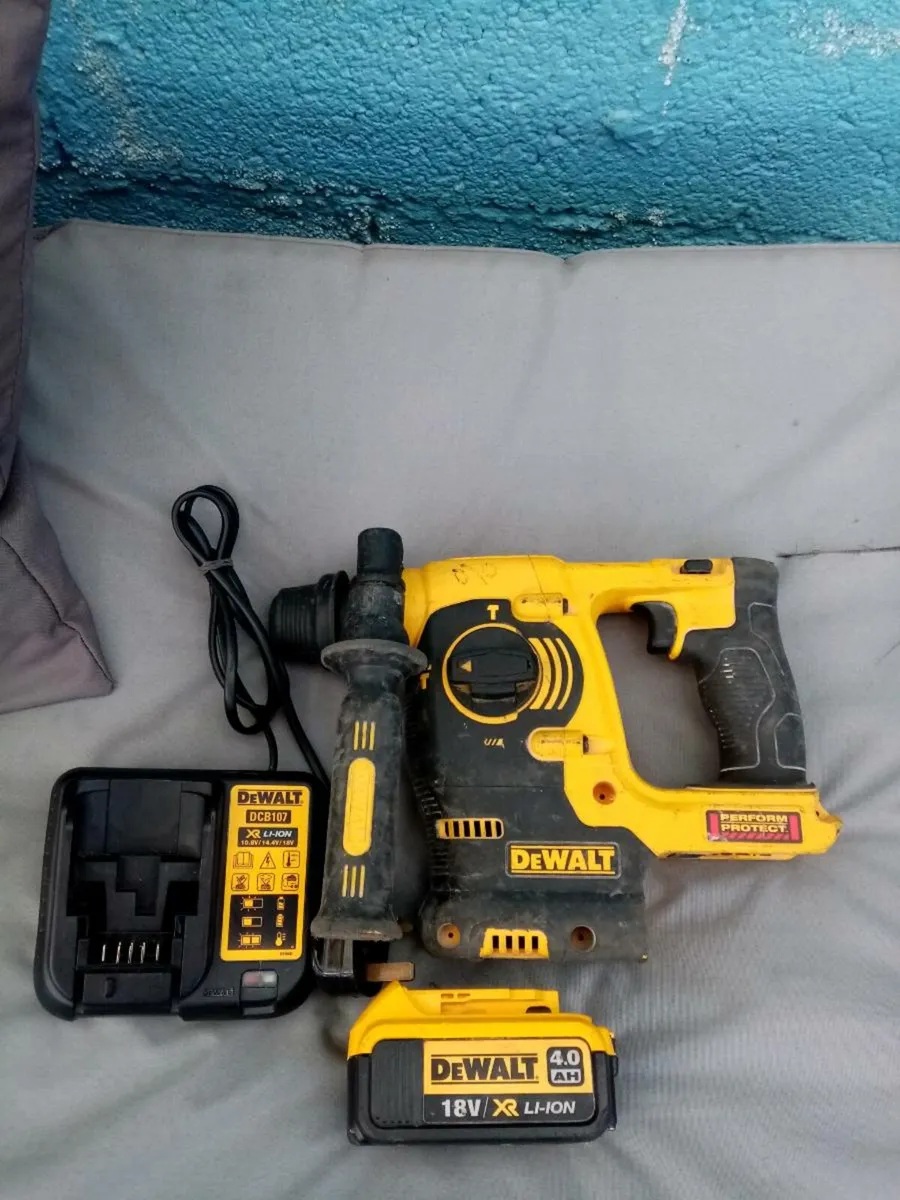 Dewalt 18v XR LI-ION Battery sds Hammer Drill - Image 3