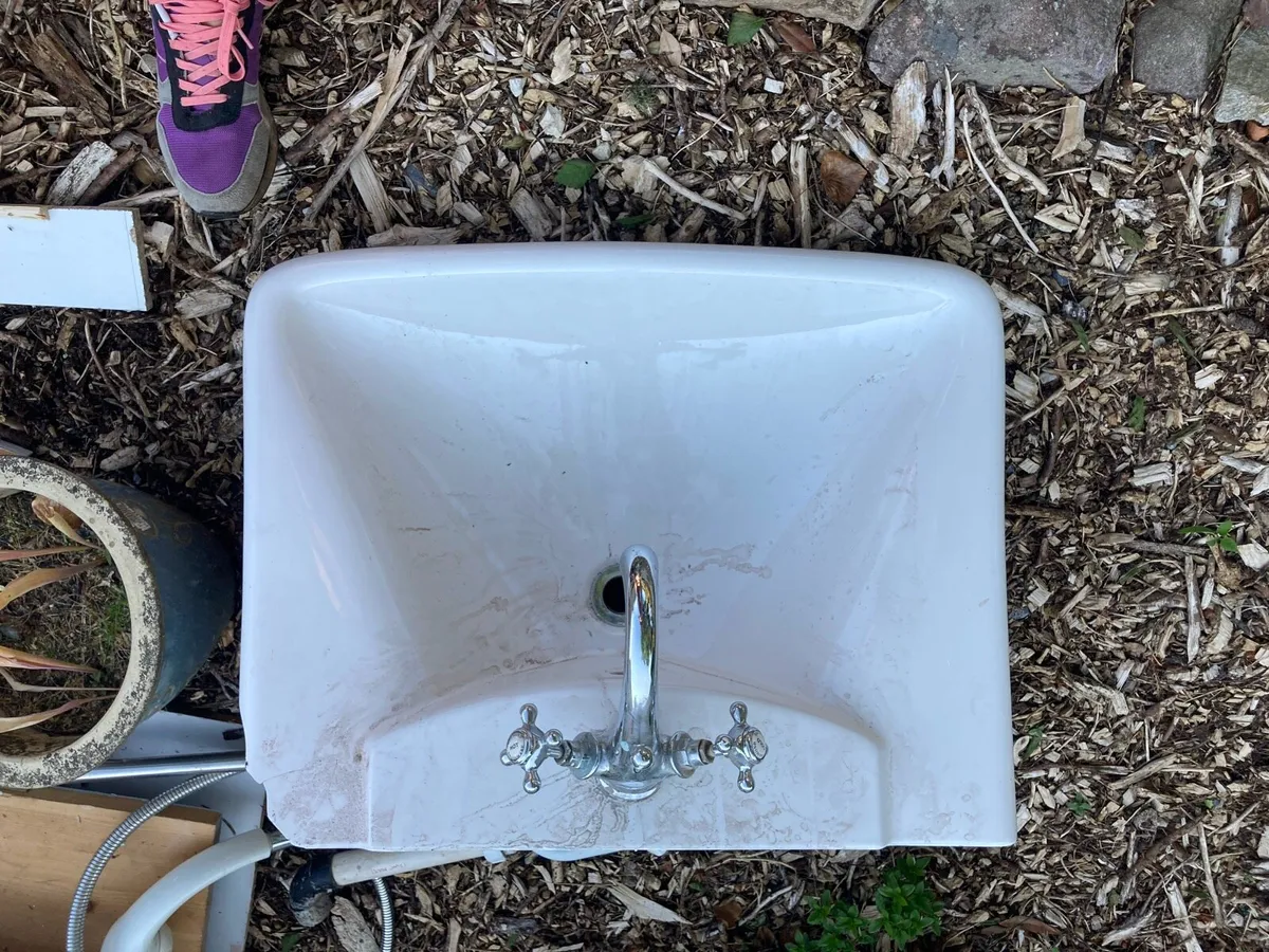 Free toilet and sink - Image 1