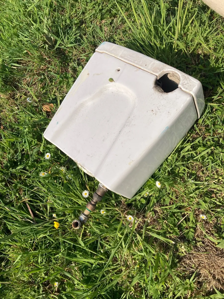 Free toilet and sink - Image 3