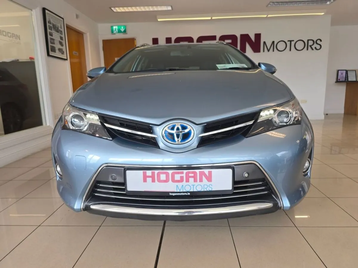 Toyota Auris Hybrid Excel 136BHP Estate - Image 2
