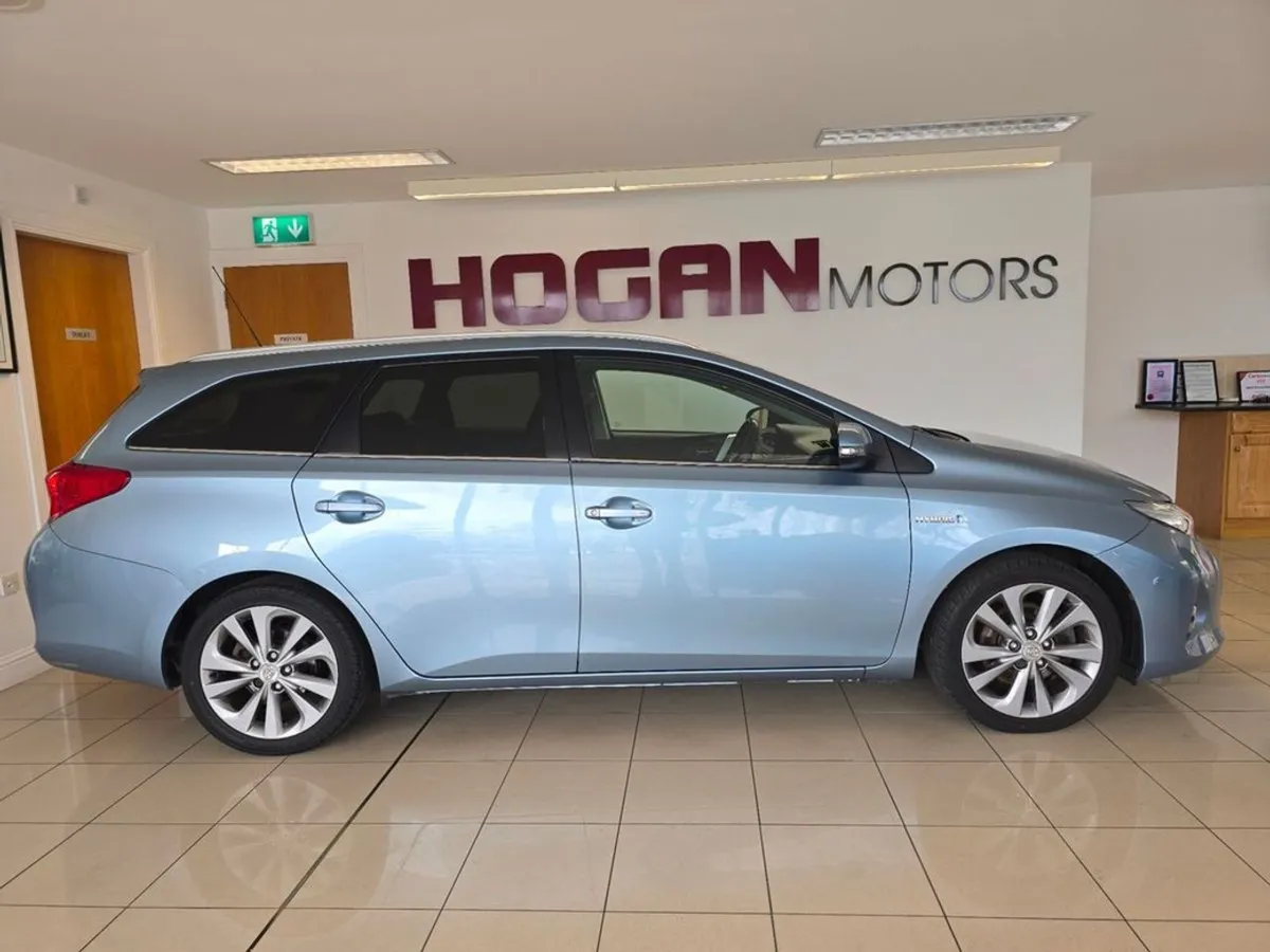 Toyota Auris Hybrid Excel 136BHP Estate - Image 3