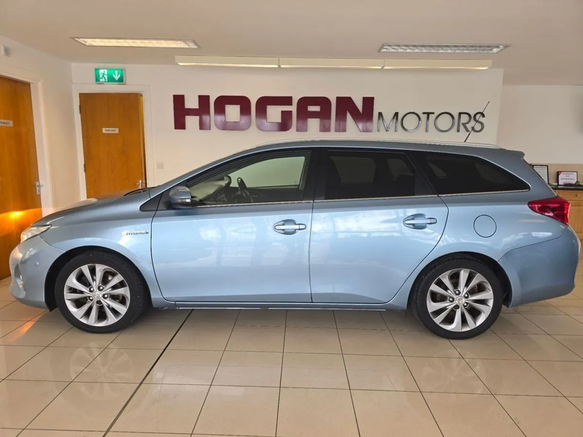 Toyota Auris Hybrid Excel 136BHP Estate - Image 4