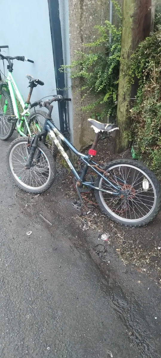 3 bikes for parts only 40e for the 3 - Image 2