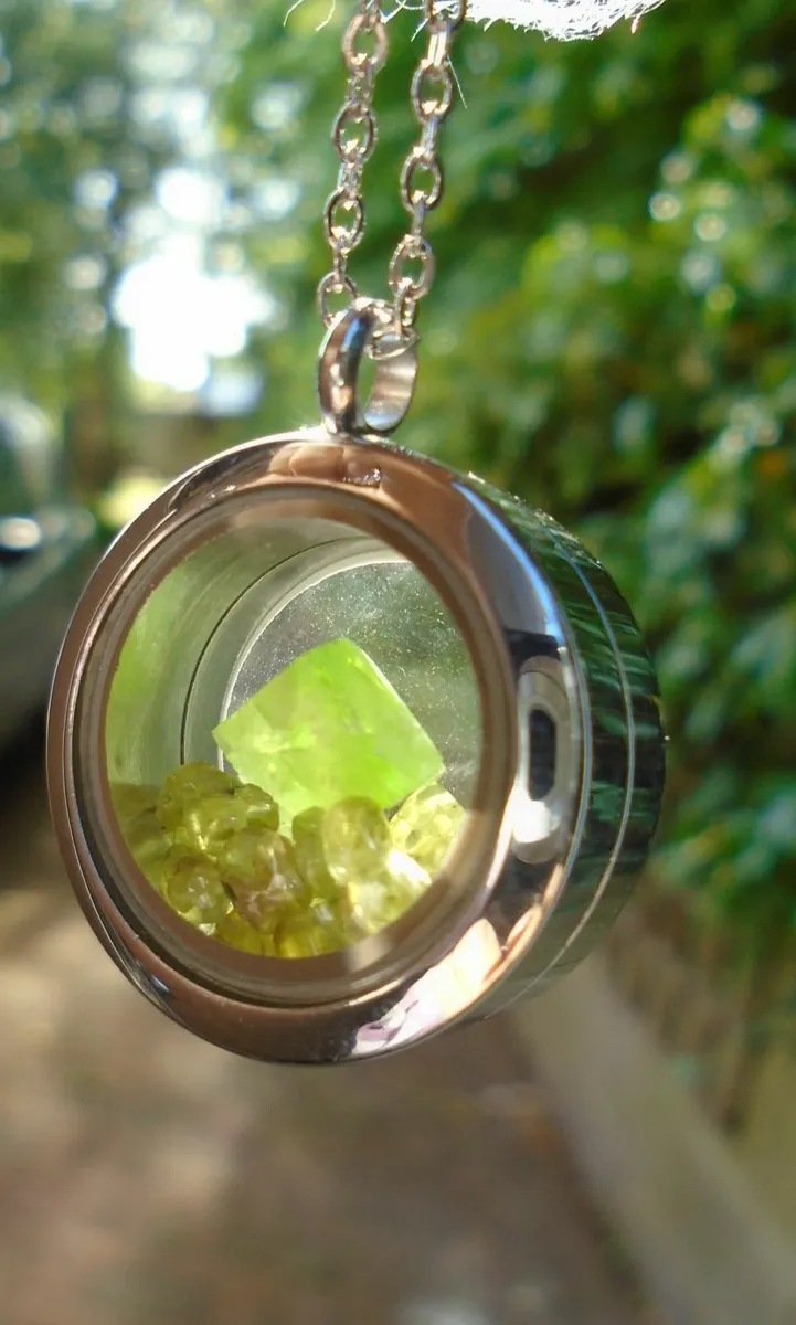 Peridot pendant, Floating pendant,jewellery - Image 1