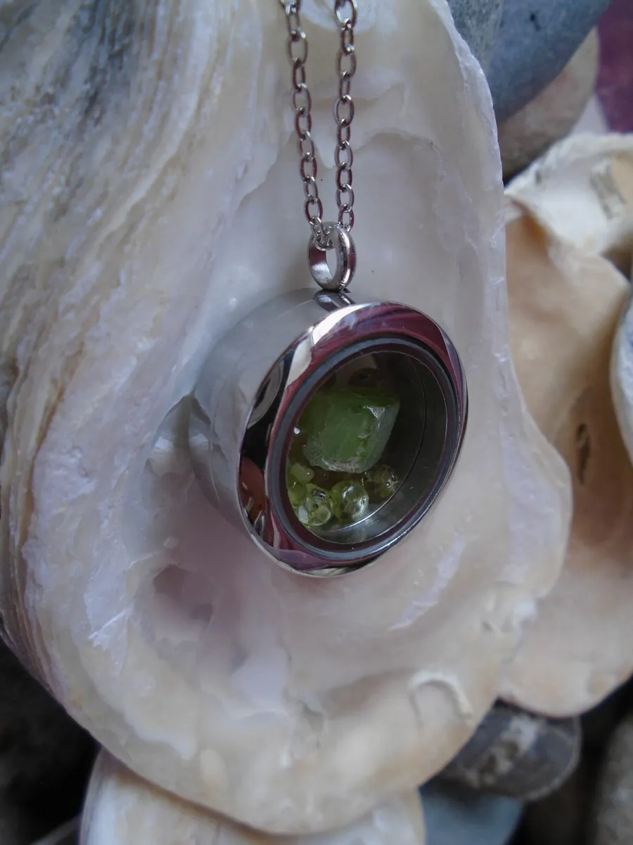 Peridot pendant, Floating pendant,jewellery - Image 3
