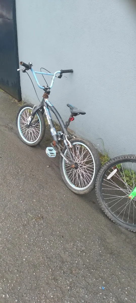 3 bikes for parts only 40e for the 3 - Image 4