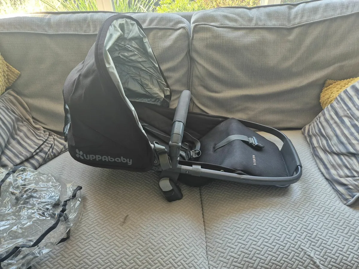Uppababy rumble seat with adaptors and rain cover