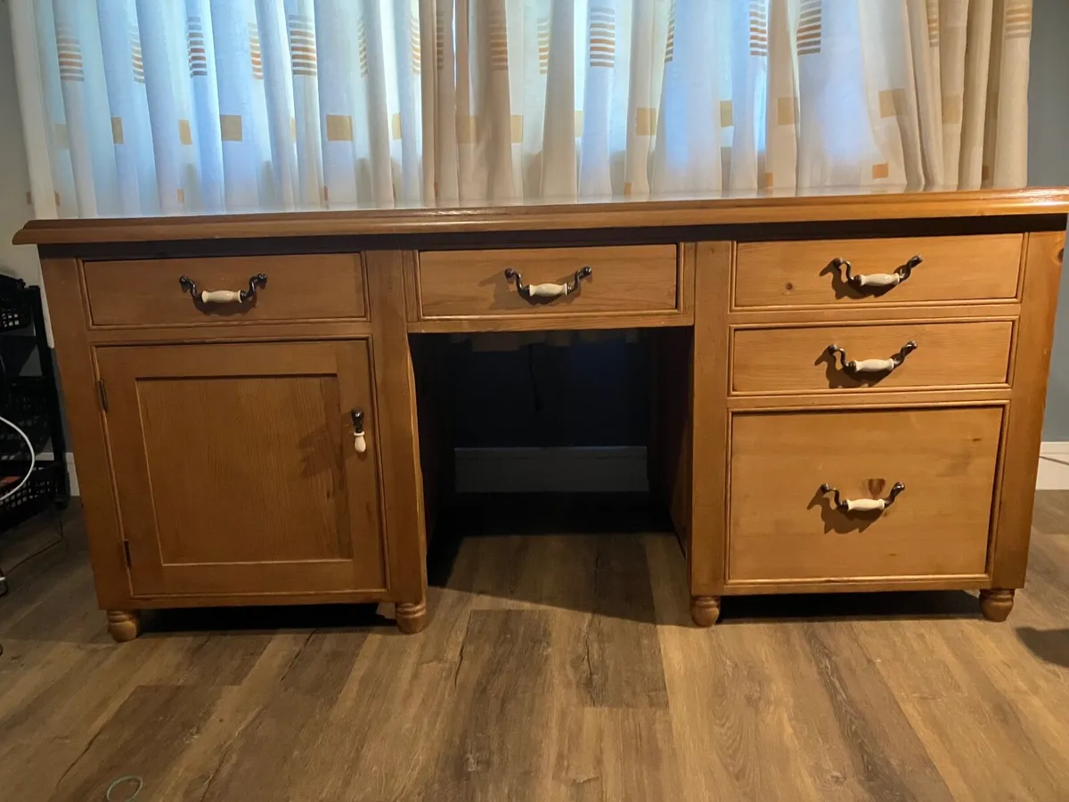 Office desk - Image 1