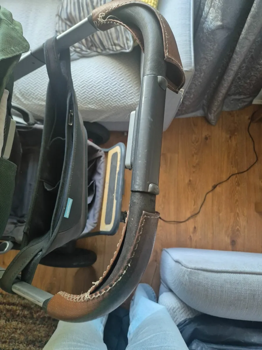 Uppababy Vista v2 buggy with moses basket stand - Image 2