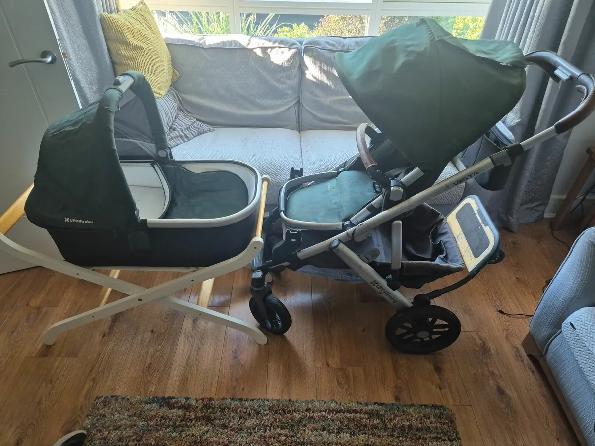 Uppababy Vista v2 buggy with moses basket stand - Image 1