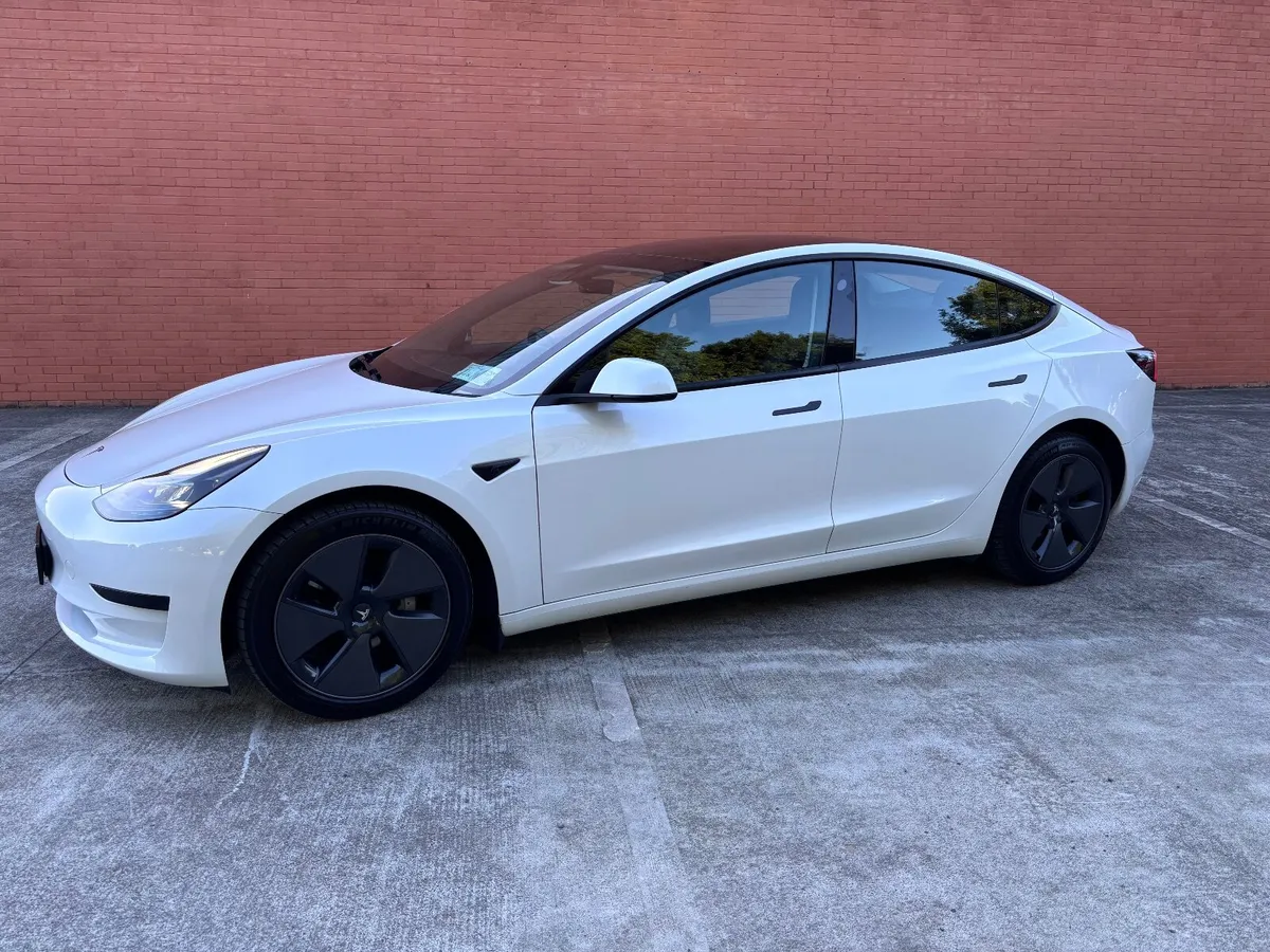 Tesla Model 3 2023 - Image 2