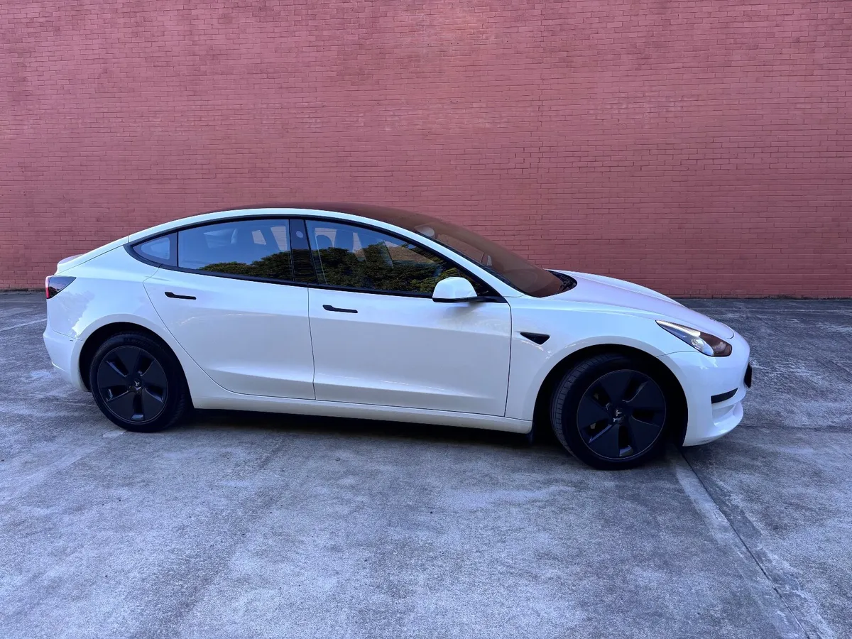 Tesla Model 3 2023 - Image 3