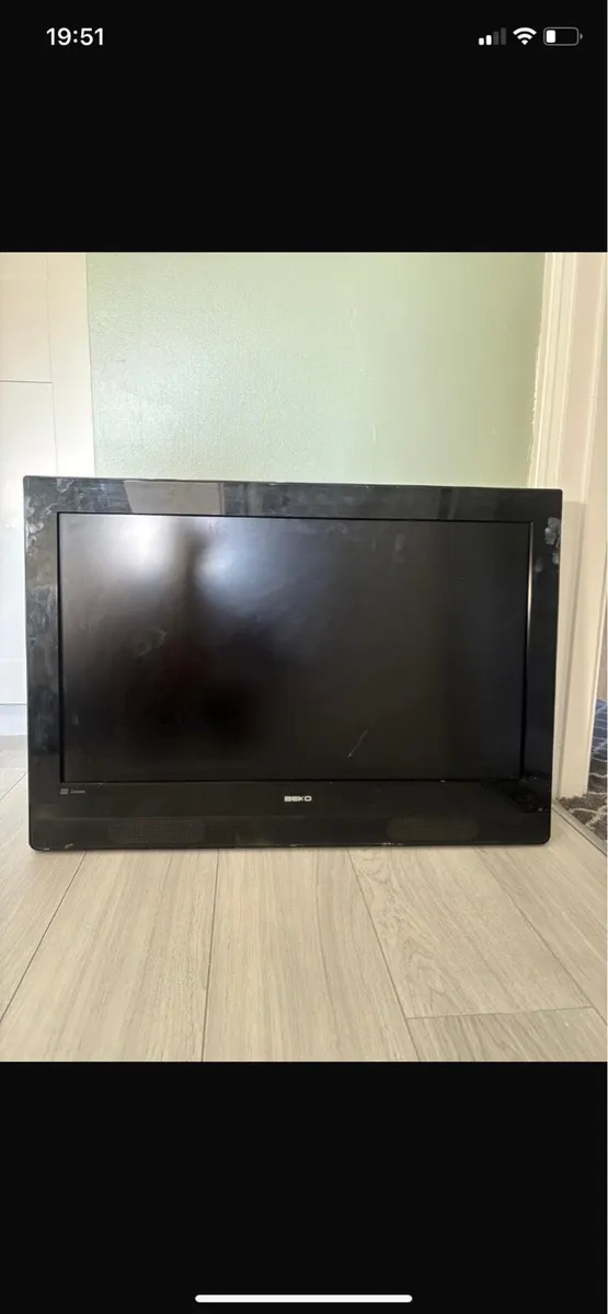 32 inch below tv